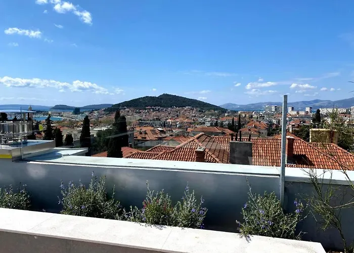 Roof 69 Luxury Penthouse Split